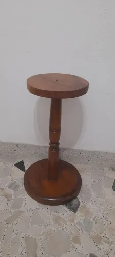 Suporte de madeira antigo para plantas, esculturas etc