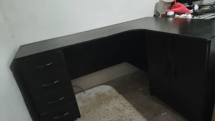Mesa de escritório grande com gaveteiro e armariozinho