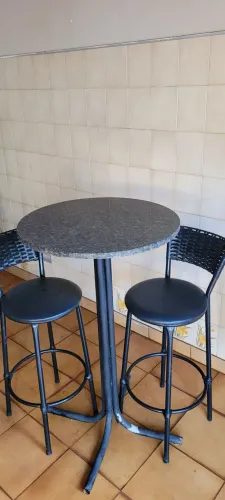 Bistro de mármore com 2 bancos altos