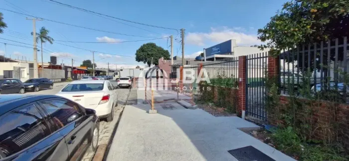 Barracão para venda possui 463 m2 em Hauer - Curitiba - PR