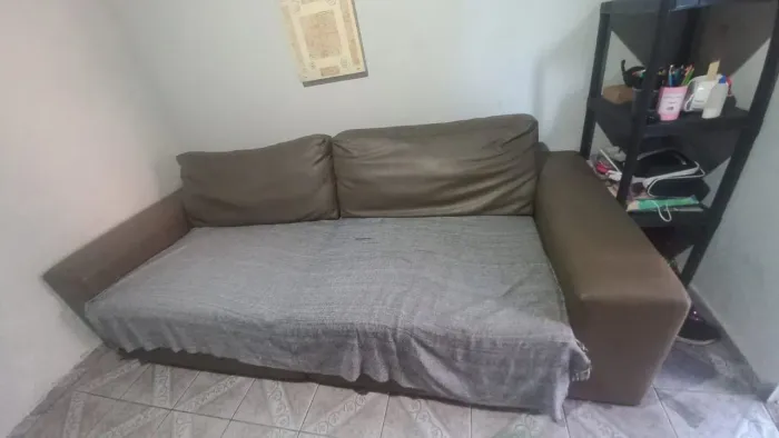 Sofá cama cinza Espaçoso