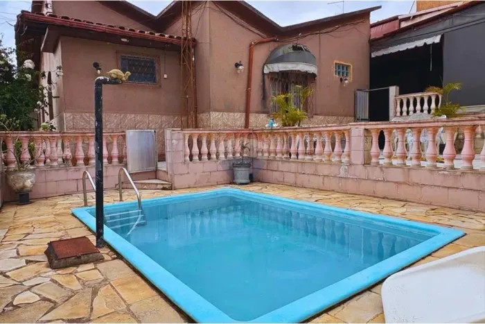 Casa com Piscina e Preço Reduzido a 1 Quarteirão da Linha DOeste!