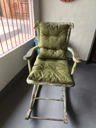 Cadeira de balanço em patina