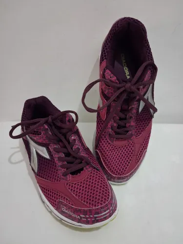 Tenis feminino Diadora n. 37 em ótimo estado