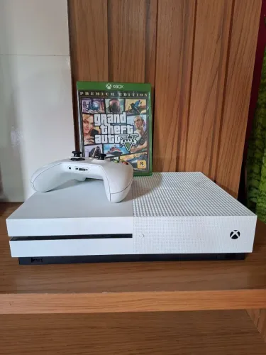 XBOX ONE S 1T, com um jogo mídia física.