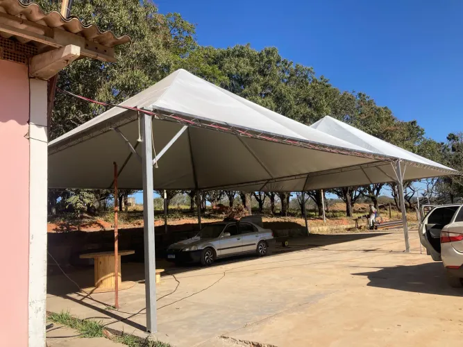 Tenda piramidal com calha