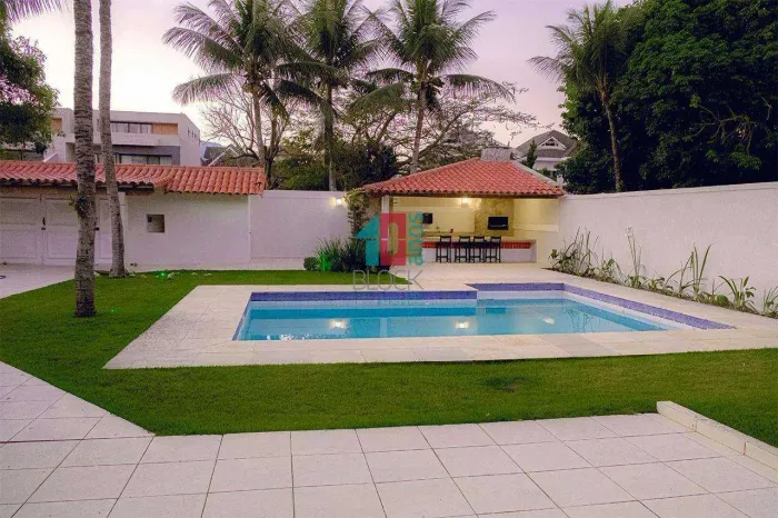 Barra da Tijuca | Casa de Condomínio 4 quartos, sendo 3 suites