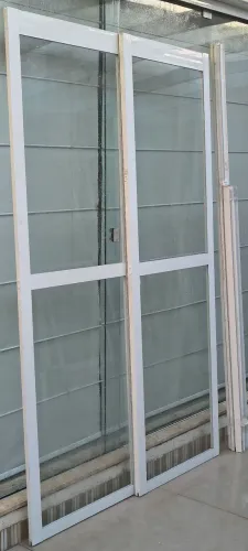 Porta de Correr Alumínio Branco 1,38 x 2,13m - 2 Folhas com Vidro (Completa)