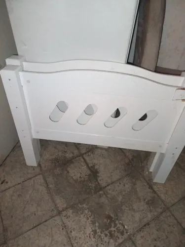 Cama de solteiro, sem colchão 