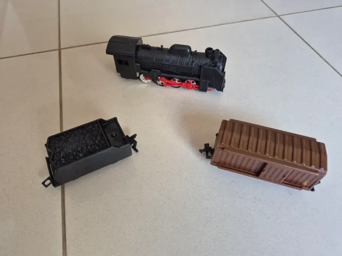 Locomotiva estrela ferrorama com 2 vagoes