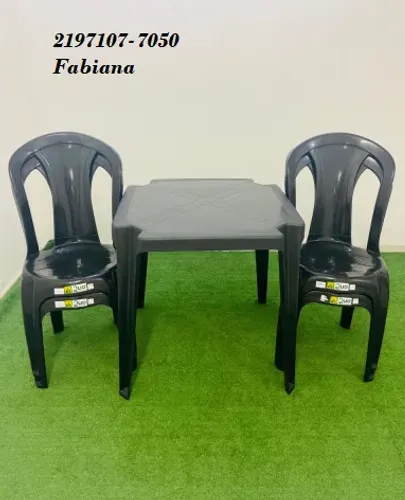 Mesa com cadeiras de plastico
