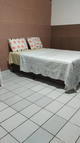 Mobiliado quarto banheiro privativo.