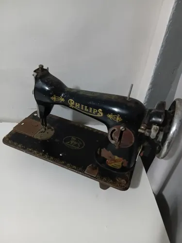 Máquina de costura Philip,s antiga. Antiquário.