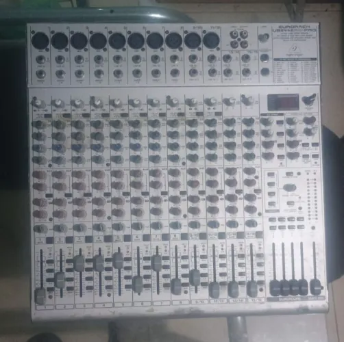 Mesa de Som Behringer UB 2442 FX Pro 16 Canais