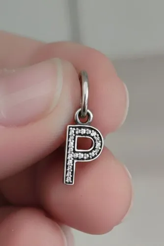 Pingente em prata letra "P" Pandora 