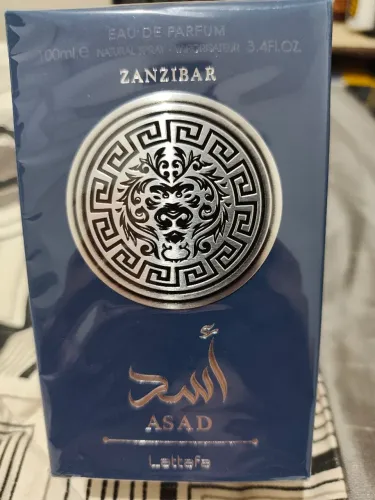 Asad Zanzibar, da casa de perfumaria árabe Lattafa Perfumes (Eau de Parfum de 100ml).