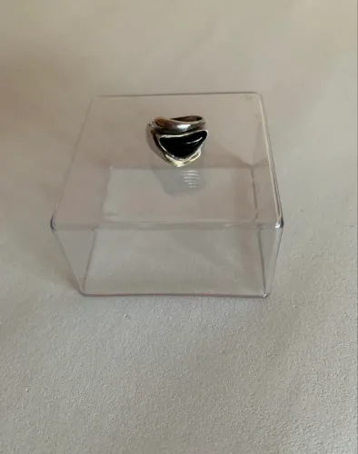 anel de prata com pedra preta