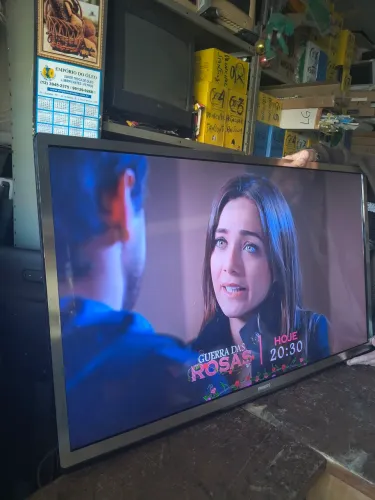 TV Philips em ótimo estado e com várias saídas