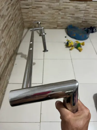 Arara cromada de parede 