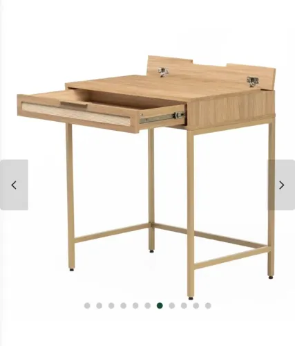 Mesa compacta para escritório de madeira clara com palhinha