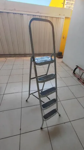 Escada de Alumínio 5 Degraus Maestro - Leve e Dobrável