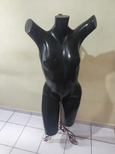 Manequim feminino com pedestal 