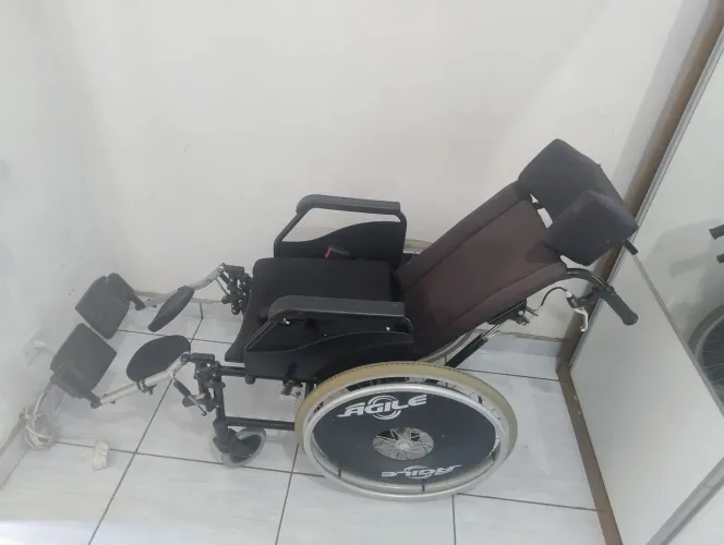 Cadeira de rodas adaptada confortável para adultos