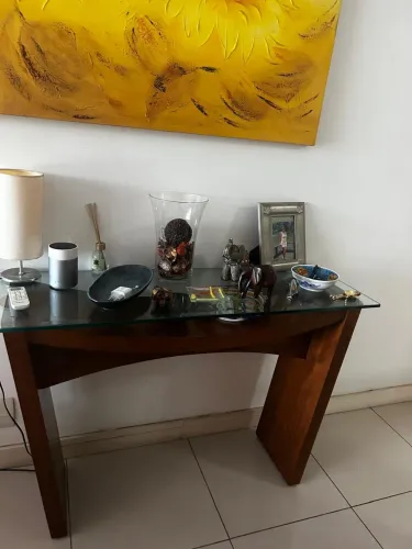 Lindo aparador em madeira maciça medindo 40 cm de prof. 1,20 largura 80 altura