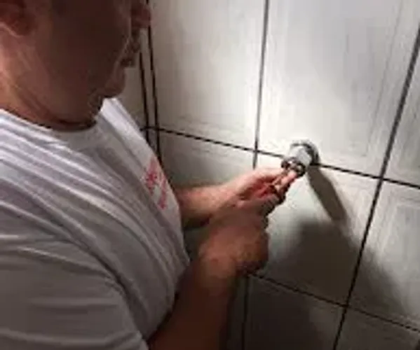 BOMBEIRO HIDRÁULICO DISPONÍVEL E ELETRICISTA