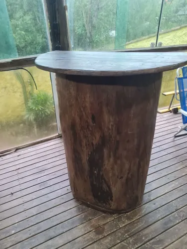 Mesa rústica bistrô em madeira maciça (tronco)pesada com prateleiras internas.