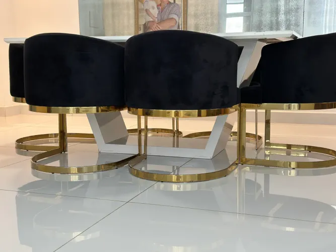 MESA DE JANTAR LACA + 6 POLTRONAS EM CAMURÇA PRETA COM METAIS DOURADOS