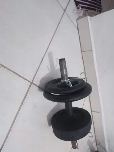 Halteres de 40 cm oco com 10 kg de anilhas só 90 reais 