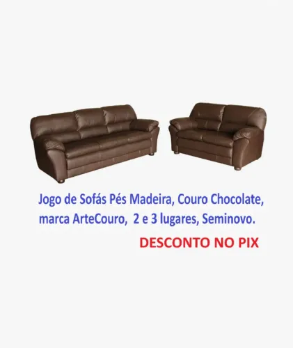 Jogo de Sofás Pés Madeira, Couro Chocolate, marca ArteCouro,  2 e 3 lugares, Seminovo.