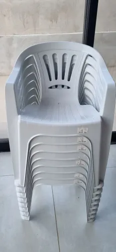 Cadeira plástica branca