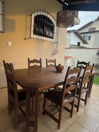 Jogo de mesa de madeira maciça com 6 cadeiras