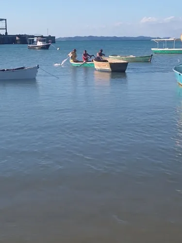 Barco de fibra com motor de rabeta 7hp a gasolina e tempos.
