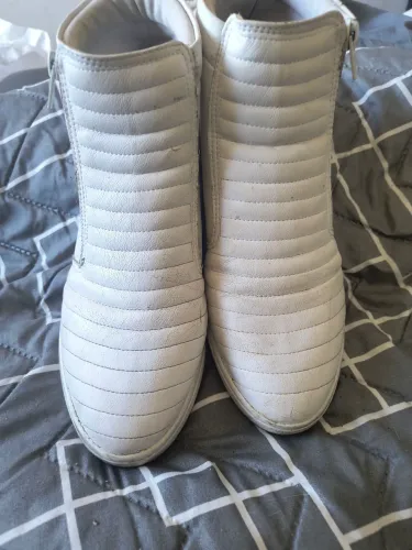 Bota branca acolchoada