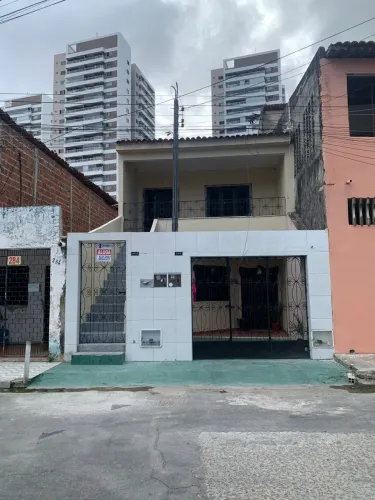 Casa com 90m², 2 quartos, 02 banheiros, cozinha, sala, despensa e forrada. Próximo ao RIOM