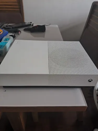 Leia o anúncio por gentileza one S ALL digital somente jogos digitais 1tb com Controle