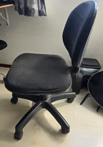 Cadeira simples de escritório.
