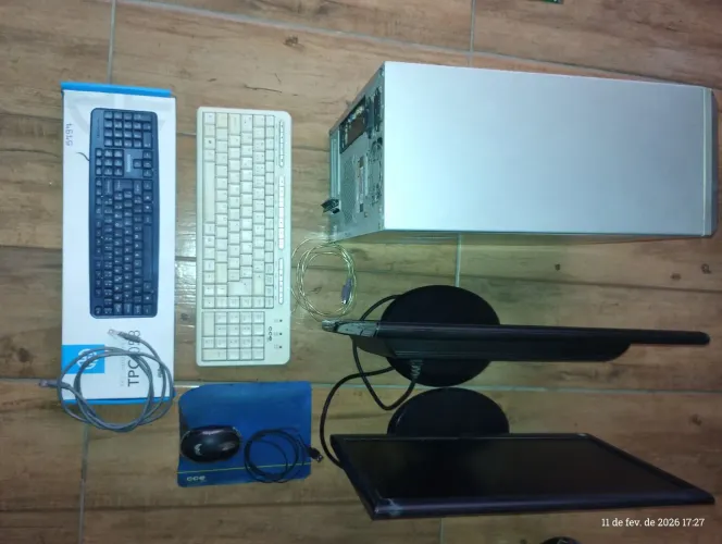 Vendo 2 tela monitor com computador junto com 2 teclados mause funsinando tudo marca cce
