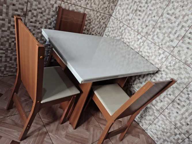 Mesa com 4 cadeiras