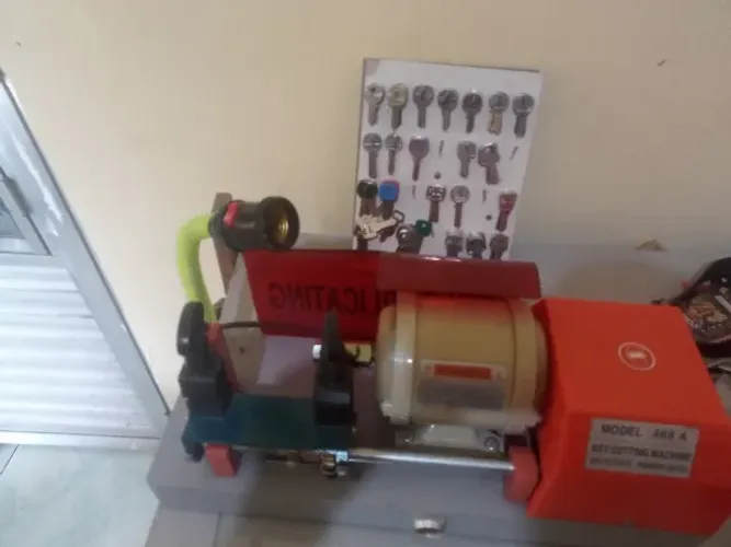 Máquina de tirar cópia de chave com kit de Chaves