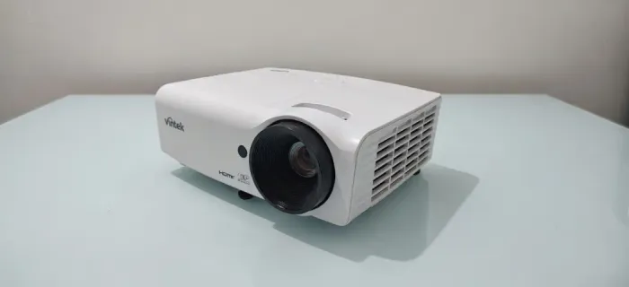 Projetor Vivitek DLP Full HD com lentes de vidro
