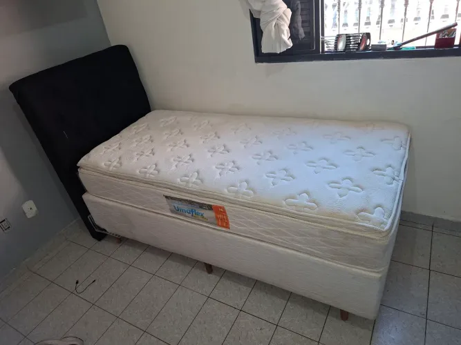 Cama Box com colchão de Molas e cabeceira.