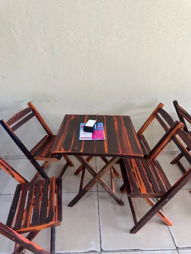 Mesas e cadeiras 