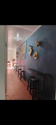 Seis bancos em madeira maciça (R$ 50 cada).
