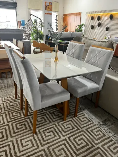 Mesa de jantar com 4 cadeiras