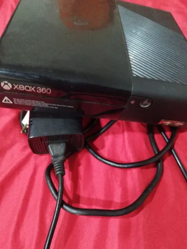 Xbox 360. Deu luz vermelha. Ideal para quem pegar peças.