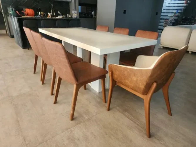 Mesa de jantar em laca branca com cadeiras